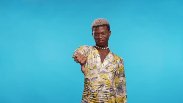 Motbydelige Afroamerikanske Menn Stilige Klær Som Gester Tommelen Ned Ser – stockvideo
