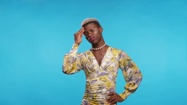 Africano Transgênero Pessoa Vestido Elegante Esfregando Testa Wincing Enquanto Sofre — Vídeo de Stock