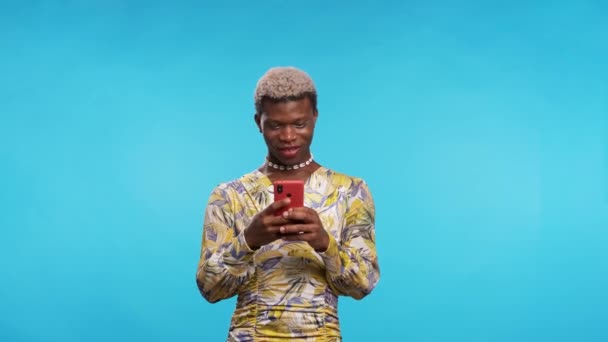 African Androgynous Person Stylish Dress Smiling Sending Text Message Smartphone — Stock Video