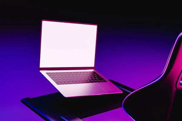 Mock Sus Ecranului Unui Laptop Lângă Scaun Gameri Redare — Fotografie, imagine de stoc