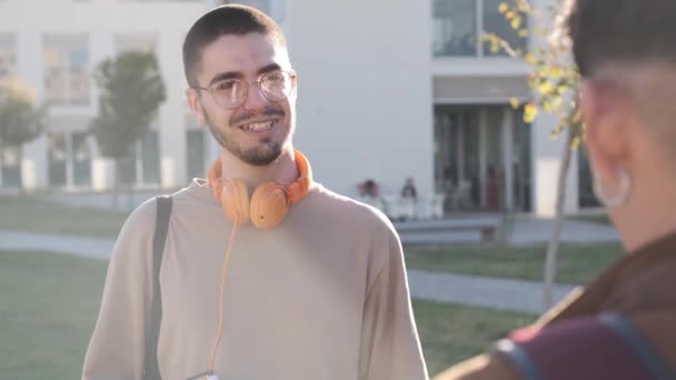 Медленное Видео Избирательным Фокусом Кавказском Студенте Очках Разговаривающем Другом Пределами — стоковое видео
