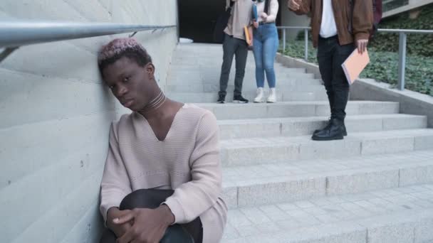 Zeitlupenvideo Eines Vertriebenen Und Traurigen Afrikanischen Transsexuellen Der Sitzt Während — Stockvideo