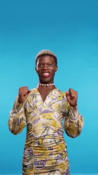 Heyecanlı Afro Amerikan Model Şık Elbiseler Içinde Yumruklarını Sıkarak Mavi — Stok video