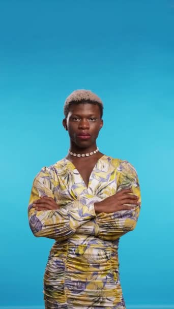 Transgénero Hombre Vestido Mirando Cámara Con Una Cara Seria Mientras — Vídeos de Stock