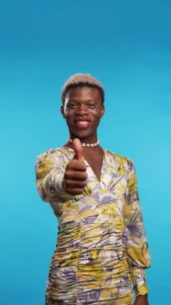 Pozitif Afro Amerikan Eşcinsel Modeli Gülümseyerek Kameraya Bakıyor Mavi Arka — Stok video