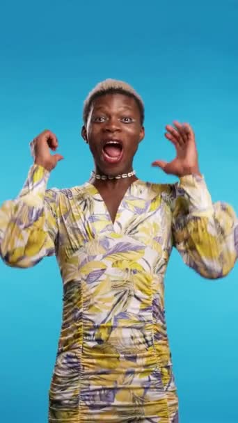 Modelo Andrógino Afro Americano Feliz Vestido Elegante Levantando Braços Gritando — Vídeo de Stock