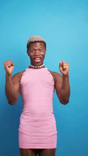 Podekscytowany Szczęśliwy Transseksualista Patrzący Kamerę Podczas Świętowania Odosobnionym Tle Sukces — Wideo stockowe