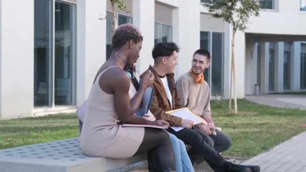 Slow Motion Video Multiethnic Group Friends Transgender Person Chatting Campus — Vídeos de Stock