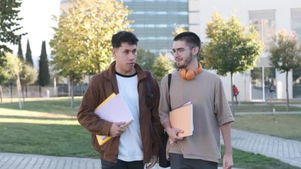 Slow Motion Video Two Multiethnic Friends Talking While Walking University — Stockvideo