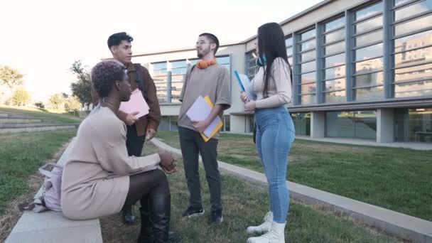 Ручний Знімок Трансгендерного Чорного Студента Одязі Сидить Лавці Слухає Багатоетнічних — стокове відео