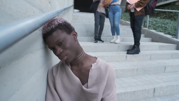 Foto Tangan Siswa Transgender Afrika Amerika Yang Marah Bersandar Dinding — Stok Video