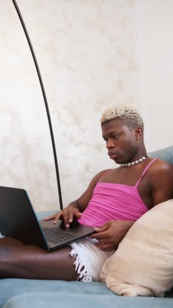Ernstige Afrikaanse Zwarte Persoon Vrouwelijke Kleding Werken Typen Netbook Toetsenbord — Stockvideo