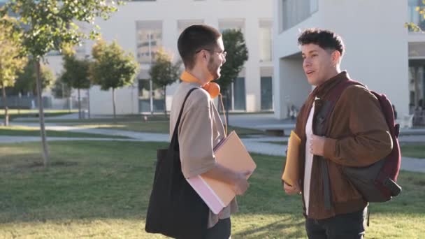 一个拉丁裔和高加索裔朋友站在大学校园里聊天的慢镜头 — 图库视频影像