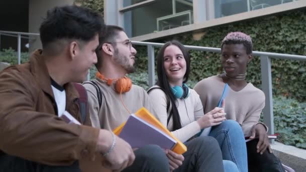 Vídeo Cámara Lenta Una Persona Transgénero Negra Grupo Multiétnico Estudiantes — Vídeos de Stock