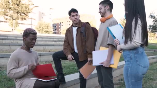 Üniversitede Konuşan Çok Irklı Çok Cinsiyetli Bir Arkadaşın Yavaş Çekim — Stok video