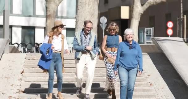 Güneş Gözlüklü Orta Yaşlı Arkadaşların Ağır Çekimde Yürüdüğü Merdivenlerden Aşağı — Stok video