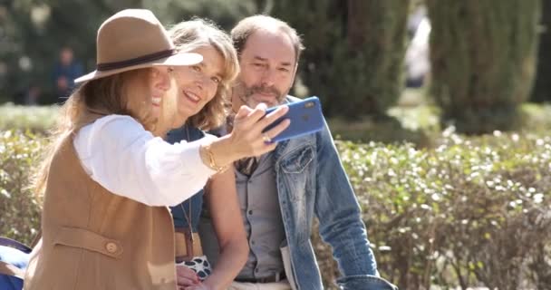 Slow Motion Video Ώριμους Φίλους Βγάζουν Selfie Κινητό Πάρκο — Αρχείο Βίντεο