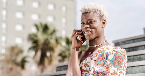 Afrykańska Młoda Transseksualistka Siedzi Schodach Rozmawia Przez Telefon Uśmiecha Się — Zdjęcie stockowe