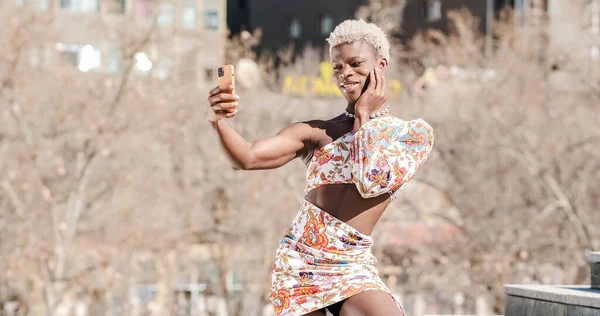 Pozytywny Młody Afroamerykanin Transgenderowa Osoba Kolorowe Sukienki Biorąc Autoportret Smartfonie — Zdjęcie stockowe