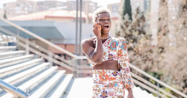 Pozytywne Młody Afroamerykanin Mężczyzna Transgender Kolorowe Sukienki Akcesoria Uśmiecha Się — Zdjęcie stockowe