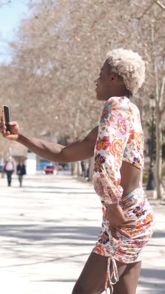Transgender Person Posiert Während Sie Selfies Mit Einem Handy Freien — Stockvideo