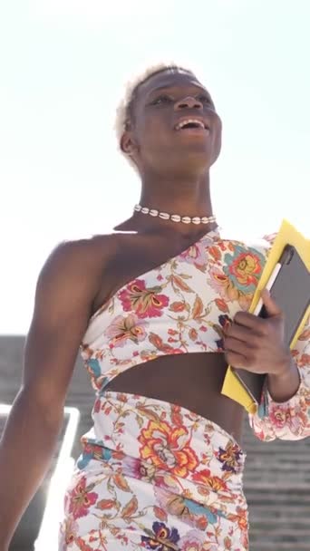 Låg Vinkel Snygga Unga Afroamerikanska Transsexuella Kvinna Färgglada Klänning Och — Stockvideo