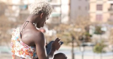 Açık havada dijital tablet kullanan bir transseksüel. Teknoloji konsepti.