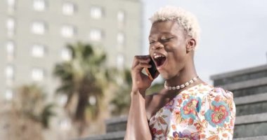 Transseksüel dışarıda cep telefonuyla konuşuyor. Teknoloji konsepti.