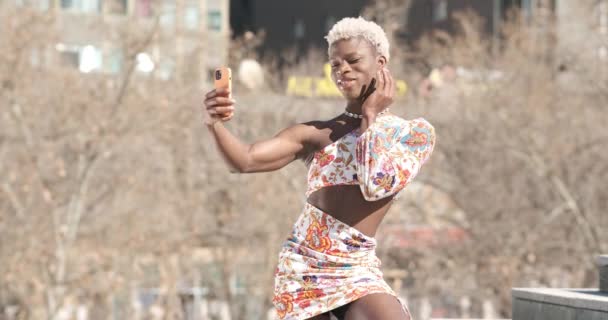Positivo Joven Afroamericano Transexual Vestido Colorido Tomando Autorretrato Teléfono Inteligente — Vídeo de stock