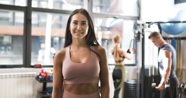 Çağdaş Jimnastik Salonunda Duran Esmer Pozitif Bir Kadın Nsanları Çalıştırmanın — Stok video