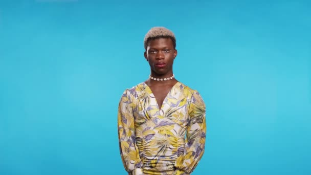 Elbise Giymiş Transseksüel Bir Adam Izole Bir Arka Planda Dikilirken — Stok video