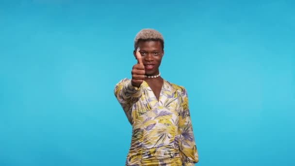 Positivo Modelo Queer Afroamericano Vestido Mirando Cámara Con Sonrisa Mostrando — Vídeos de Stock