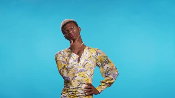 Skeptický Černý Transsexuál Osoba Stylových Šatech Rukou Pase Dotýká Brady — Stock video
