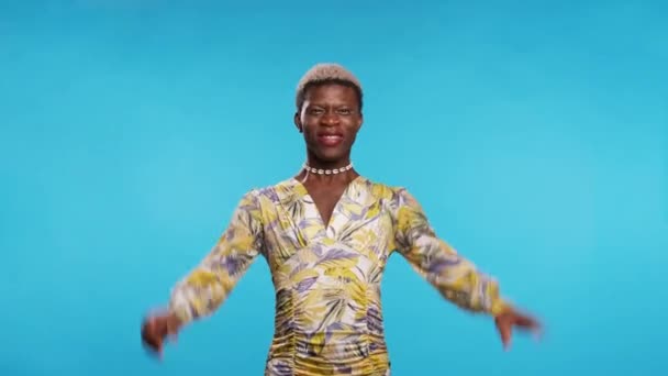 Izgalmas Afro Amerikai Modell Elegáns Ruha Szorító Ököl Kiabál Csukott — Stock videók
