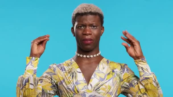 Irritée Femme Transgenre Afro Américaine Robe Élégante Faire Drôle Visage — Video