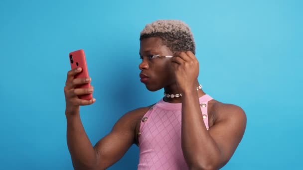 Красота Уверенность Молодой Черной Трансгендерной Женщины Готовящейся Своему Дню Показана — стоковое видео
