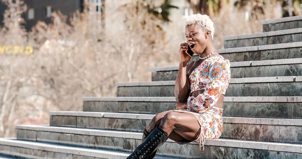 Afrykańska Młoda Transseksualistka Siedzi Schodach Rozmawia Przez Telefon Uśmiecha Się — Zdjęcie stockowe