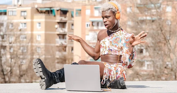 Widok Boku Wesoły Młody Afroamerykanin Queer Facet Modnej Sukience Siedzi — Zdjęcie stockowe