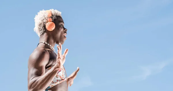 Transgenderowa Osoba Tańcząca Podczas Słuchania Muzyki Słuchawkami Zewnątrz Koncepcja Technologii — Zdjęcie stockowe