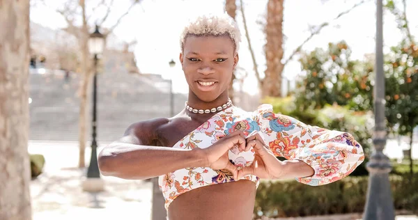 Pozytywny Młody Afroamerykanin Transgenderowa Osoba Stylowej Sukience Akcesoria Uśmiechając Się — Zdjęcie stockowe