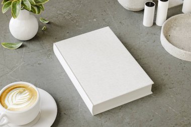 Hard cover kitabı, sunum ve reklamlar için modern masa üzerinde mumlar, bitkiler ve kahveyle hazırlandı. 3B görüntüleme