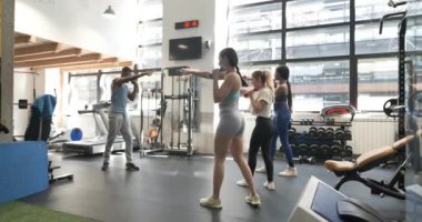 Afrikalı bir erkek eğitmenin spor salonunda fitness dersi verirken yavaş çekim videosu.