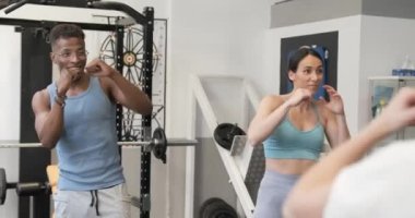 Afrikalı bir erkek eğitmenin spor salonundaki kadınlara boks dersi verirken yavaş çekim videosu.