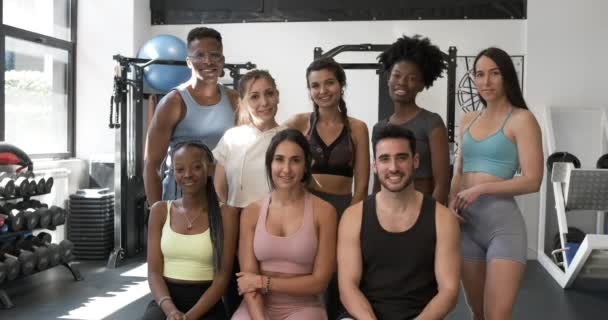 Spor Salonunda Birlikte Poz Veren Bir Grup Çok Irklı Fitness — Stok video