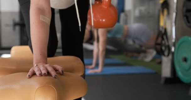 Mulher Irreconhecível Fazendo Exercícios Com Kettlebell Durante Treinamento Ginásio Close — Vídeo de Stock