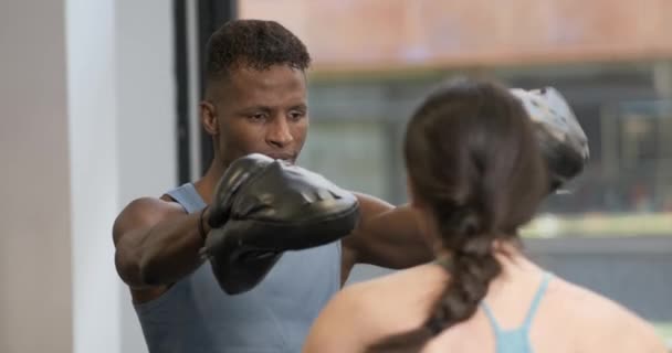 Медленное Видео Заднего Вида Женщины Практикующей Бокс Тренером — стоковое видео