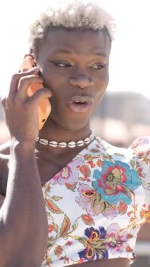 Dışarıda dikilen bir travesti kadın telefonda konuşuyor. Teknoloji konsepti.