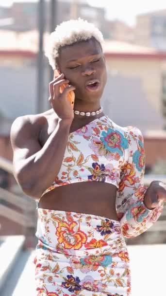 Positive Junge Afroamerikanische Männliche Transgender Bunten Kleidern Und Accessoires Lächeln — Stockvideo