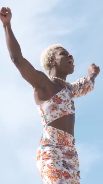 Låg Vinkel Bekymmersfri Ung Afroamerikansk Transperson Färgglad Klänning Dansar Mot — Stockvideo