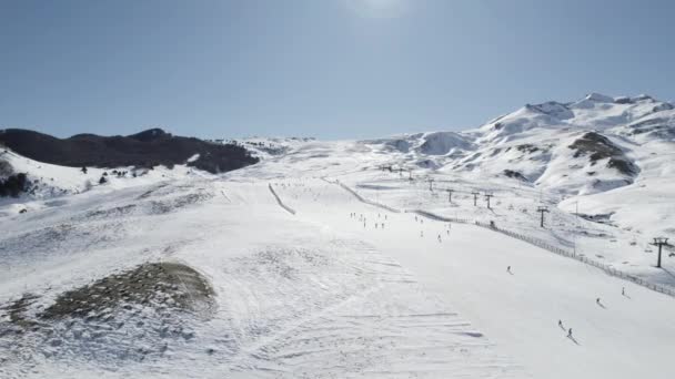 Vista Aérea Pessoas Esquiando Estância Esqui Localizada Espanha Perto Montanhas — Vídeo de Stock